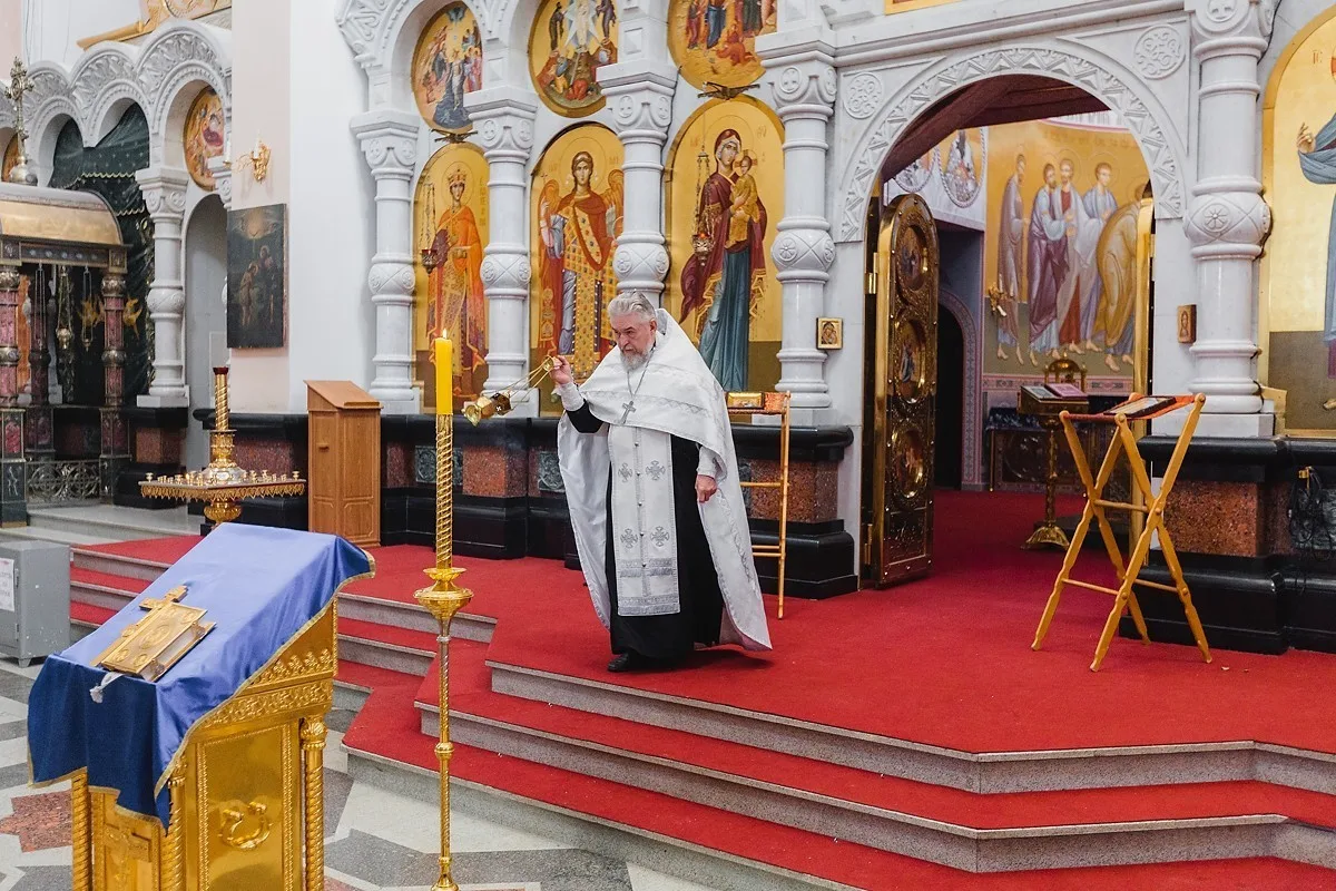 A Church Wedding Ceremony photographed by Anton Matveev