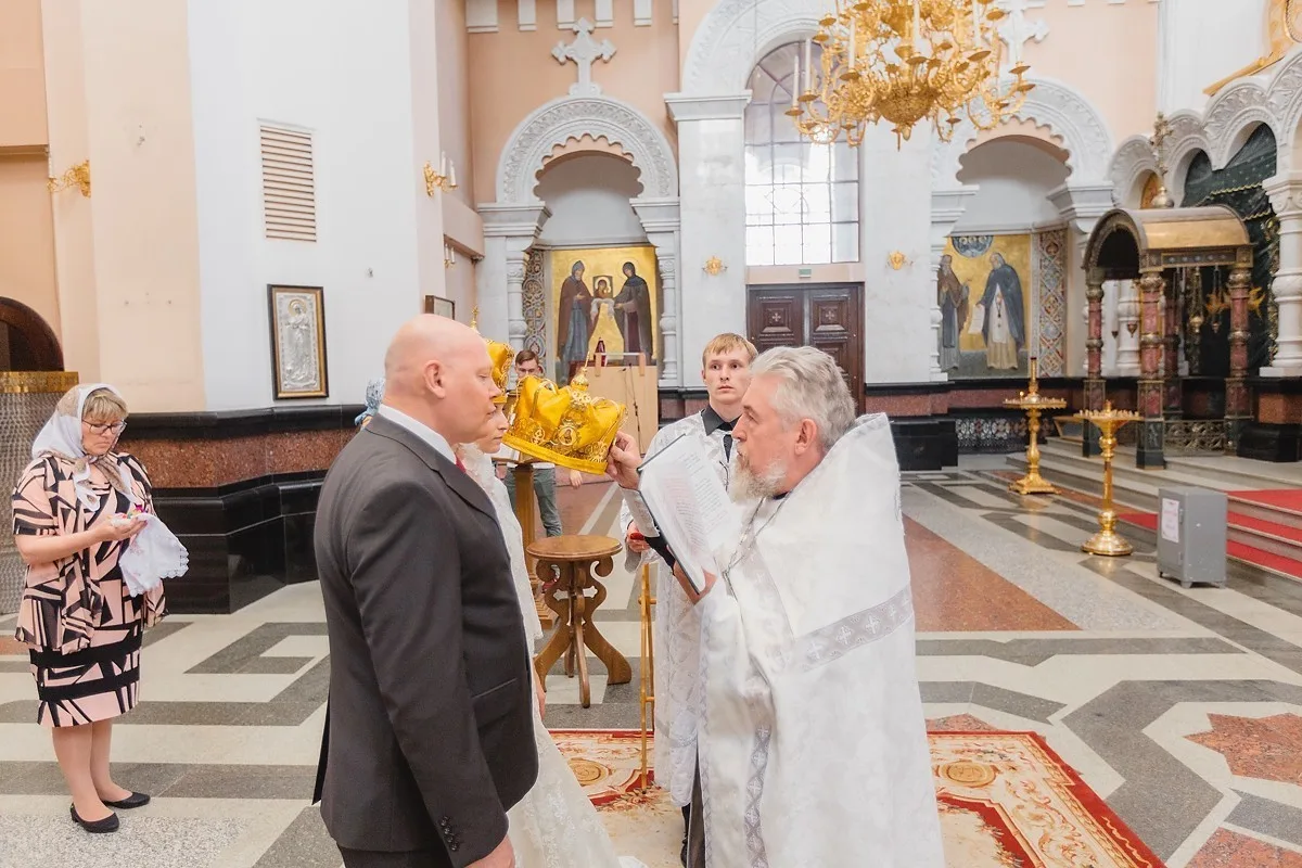 A Church Wedding Ceremony photographed by Anton Matveev